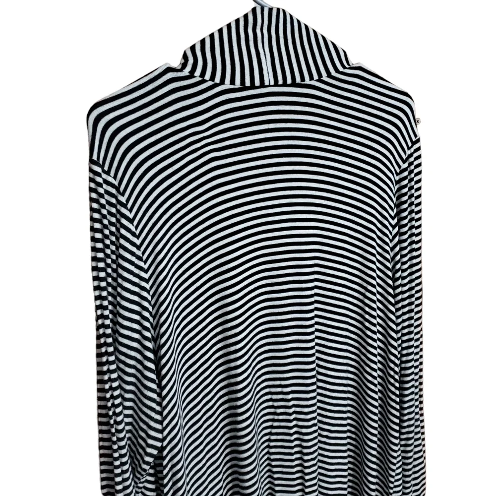 Torrid B&W rouched sleeve cardigan - Picture 7 of 14